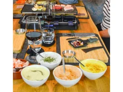 DuneDesign Tischgrills|Raclette Teller Set mit Dipschale für 4 Personen 30 x 25 cm
