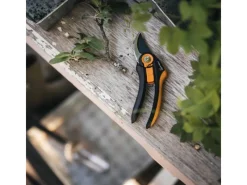Fiskars Gartenscheren|Baumscheren|Bypass-Gartenschere Plus SmartFit P541