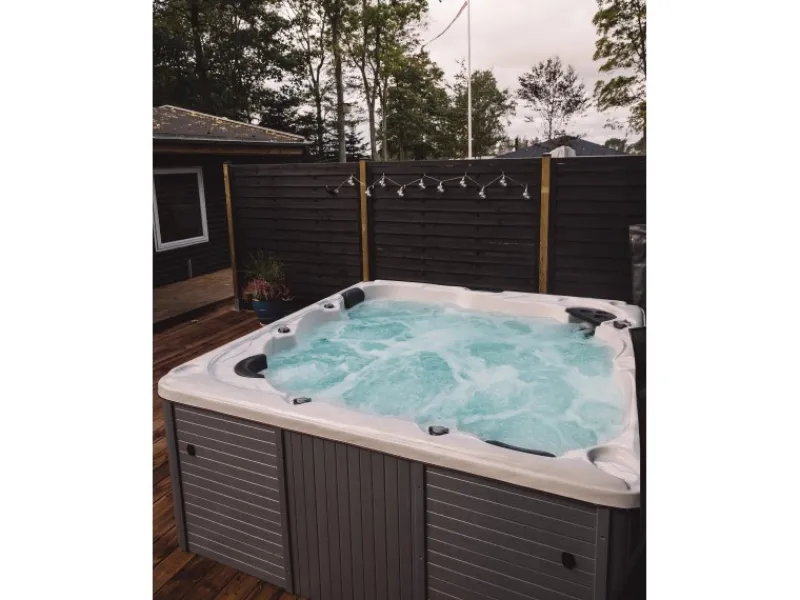 Nordlys Outdoor Whirlpools|Ganzjahres-Whirlpool Coral / 2 Liegen / 3 Sitzflächen