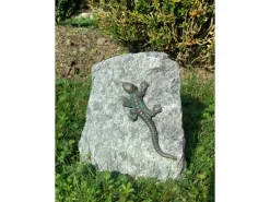 Rottenecker Gartendekoration|Bronze-Skulptur Eidechse auf Granit
